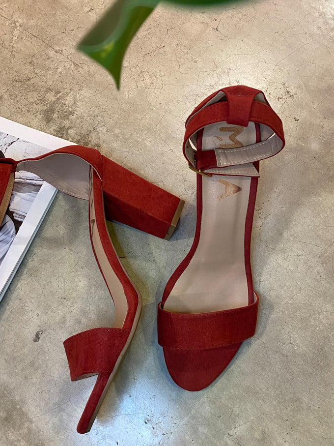 Tacones básicos vino